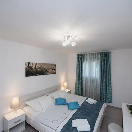 Apartment Mate Split